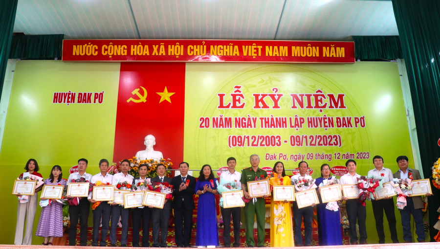Lãnh đạo Huyện ủy Đak Pơ tặng giấy khen các tập thể có thành tích xuất sắc trong xây dựng và phát triển huyện Đak Pơ. Ảnh: Ngọc Minh Lãnh đạo Huyện ủy Đak Pơ tặng giấy khen các tập thể có thành tích xuất sắc trong xây dựng và phát triển huyện Đak Pơ. Ảnh: Ngọc Minh