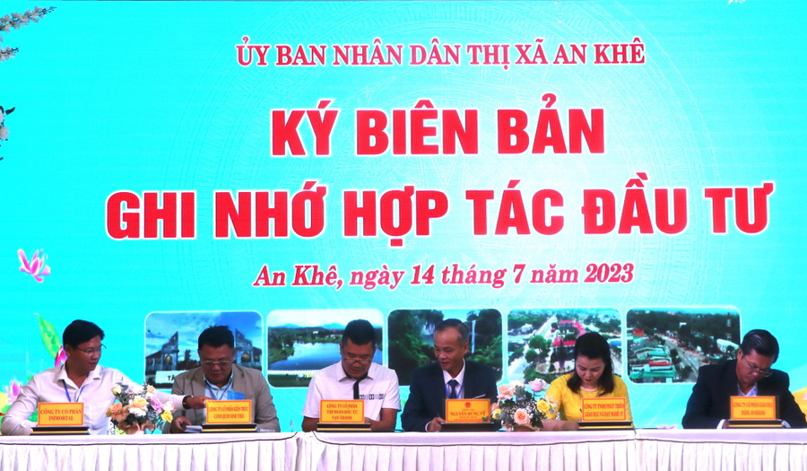 Ông Nguyễn Hùng Vỹ-Phó Bí thư Thị ủy, Chủ tịch UBND thị xã An Khê (thứ 2 bên phải) cùng các nhà đầu tư ký biên bản ghi nhớ hợp tác đầu tư tại thị xã An Khê. Ảnh: An Phát