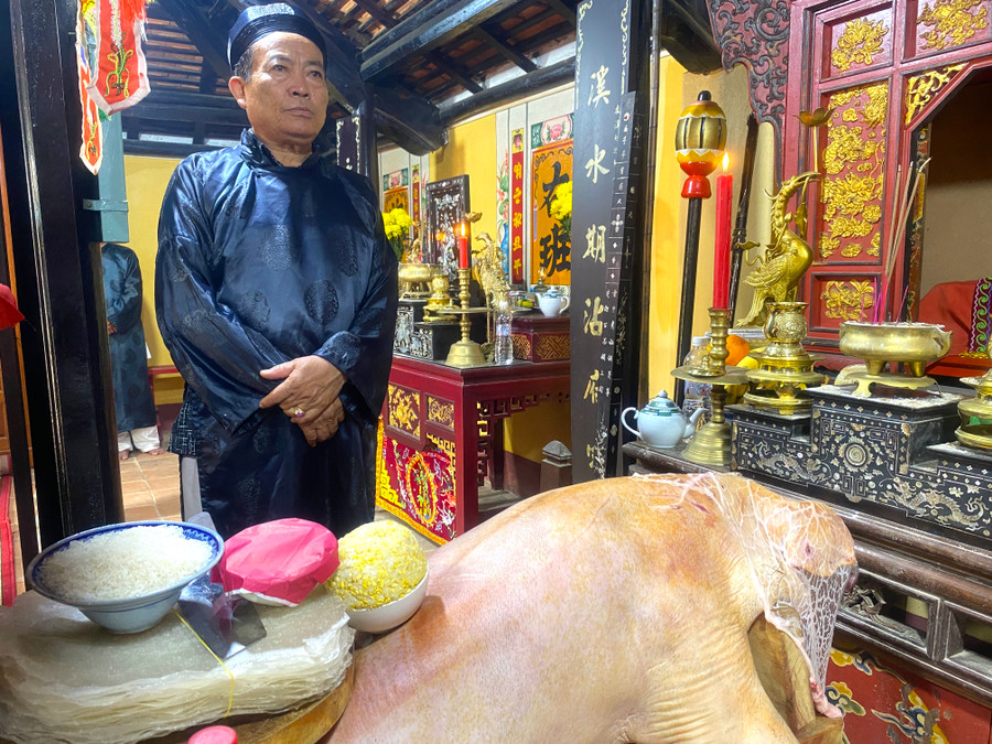 Lễ vật dâng cúng thần linh, bên cạnh bánh, trái cây, hoa, xôi chè không thể thiếu 1 con heo nguyên sinh. Ảnh: Ngọc Minh