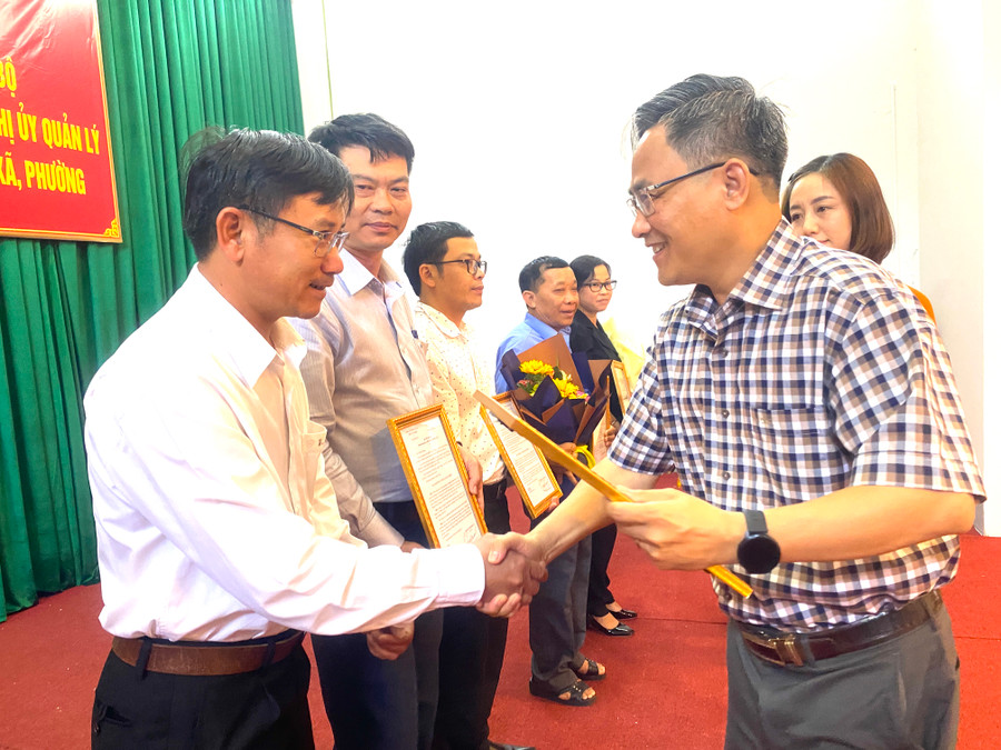 Bí thư Thị ủy An Khê Nguyễn Xuân Phước (bìa phải) trao quyết định của Ban Thường vụ Thị ủy cho cán bộ được điều động, luân chuyển công tác. Ảnh: Ngọc Minh Bí thư Thị ủy An Khê Nguyễn Xuân Phước (bìa phải) trao quyết định của Ban Thường vụ Thị ủy cho cán bộ được điều động, luân chuyển công tác. Ảnh: Ngọc Minh