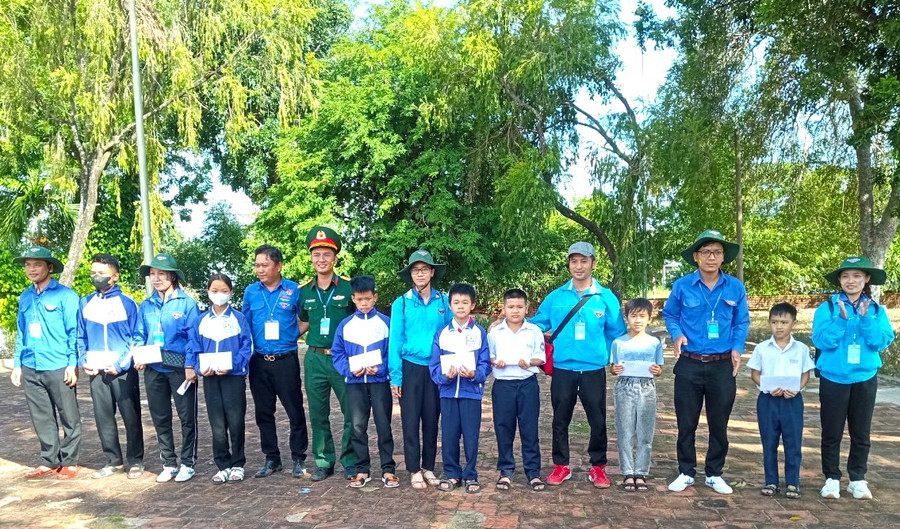 Hoạt động an sinh xã hội của Hội trại tại Khu di tích lịch sử Tây Sơn Thượng đạo, thị xã An Khê. Ảnh: Minh Tâm Hoạt động an sinh xã hội của Hội trại tại Khu di tích lịch sử Tây Sơn Thượng đạo, thị xã An Khê. Ảnh: Minh Tâm