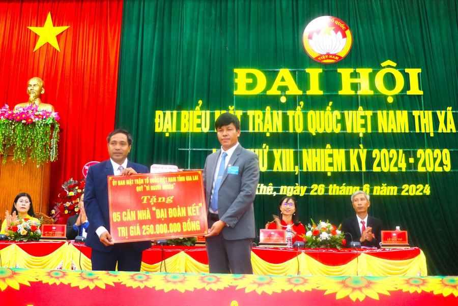 Ủy Ban MTTQ Việt Nam tỉnh Gia Lai hỗ trợ Ủy ban MTTQ Việt Nam thị xã An Khê 250 triệu đồng để xây dựng 5 căn nhà “Đại đoàn kết”. Ảnh: Ngọc Minh Ủy Ban MTTQ Việt Nam tỉnh Gia Lai hỗ trợ Ủy ban MTTQ Việt Nam thị xã An Khê 250 triệu đồng để xây dựng 5 căn nhà “Đại đoàn kết”. Ảnh: Ngọc Minh
