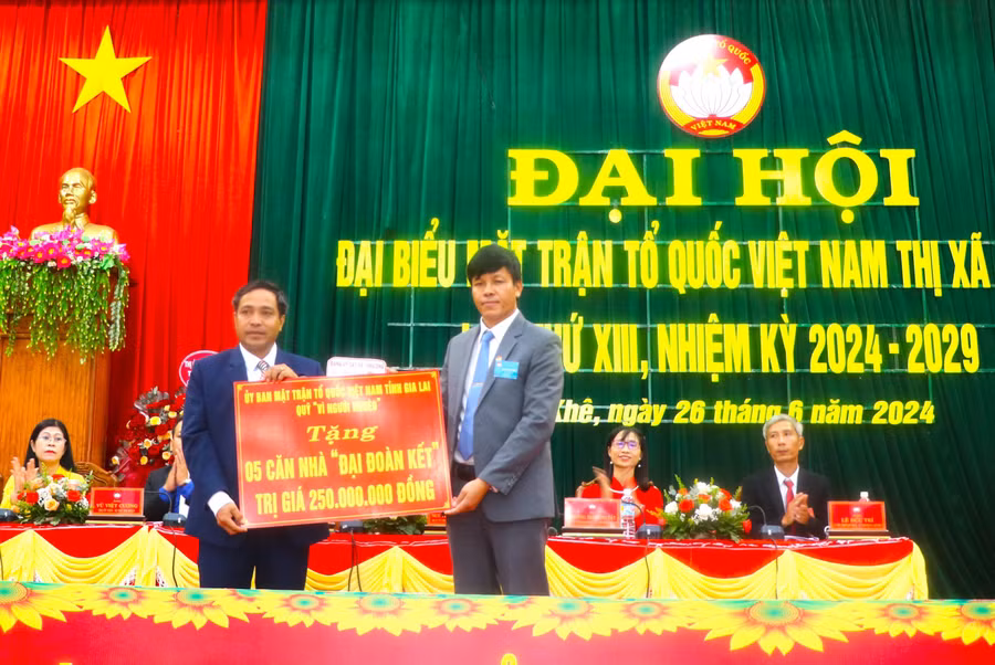 Ủy Ban MTTQ Việt Nam tỉnh Gia Lai hỗ trợ Ủy ban MTTQ Việt Nam thị xã An Khê 250 triệu đồng để xây dựng 5 căn nhà “Đại đoàn kết”. Ảnh: Ngọc Minh