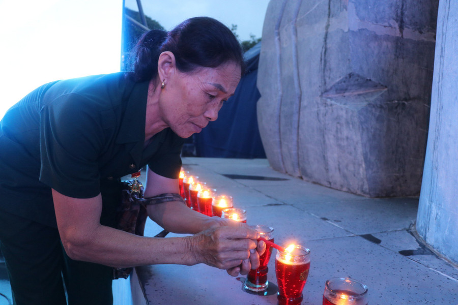 Cựu chiến binh trên địa bàn huyện Đak Pơ đến thắp nến tri ân các Anh hùng liệt sĩ anh dũng hy sinh trong trận đánh lịch sử cách đây 70 năm. Ảnh: Ngọc Minh