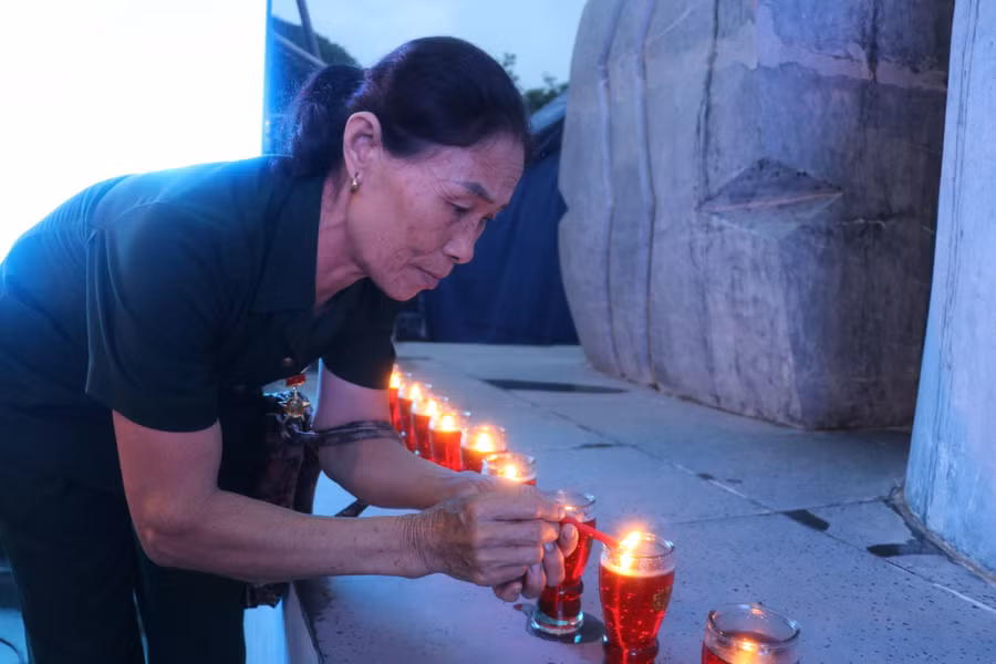 Cựu chiến binh trên địa bàn huyện Đak Pơ đến thắp nến tri ân các Anh hùng liệt sĩ anh dũng hy sinh trong trận đánh lịch sử cách đây 70 năm. Ảnh: Ngọc Minh