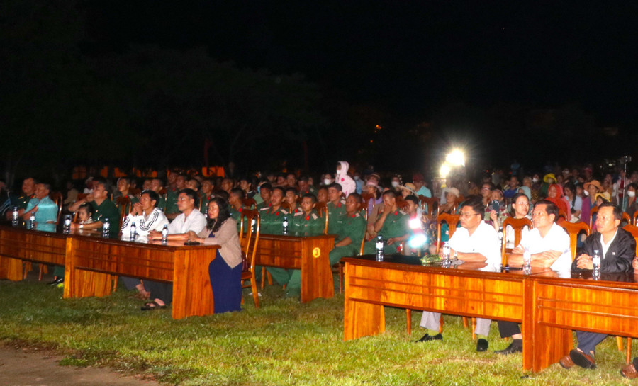 Các đại biểu dự chương trình nghệ thuật sân khấu hóa “Đak Pơ-bản hùng ca ngày mới”. Ảnh: Ngọc Minh Các đại biểu dự chương trình nghệ thuật sân khấu hóa “Đak Pơ-bản hùng ca ngày mới”. Ảnh: Ngọc Minh