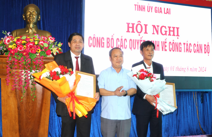 Đồng chí Châu Ngọc Tuấn (đứng giữa)-Phó Bí thư Thường trực Tỉnh ủy, Trưởng Đoàn đại biểu Quốc hội tỉnh tặng hoa, chúc mừng các đồng chí mới được bổ nhiệm. Ảnh: Ngọc Minh Đồng chí Châu Ngọc Tuấn (đứng giữa)-Phó Bí thư Thường trực Tỉnh ủy, Trưởng Đoàn đại biểu Quốc hội tỉnh tặng hoa, chúc mừng các đồng chí mới được bổ nhiệm. Ảnh: Ngọc Minh