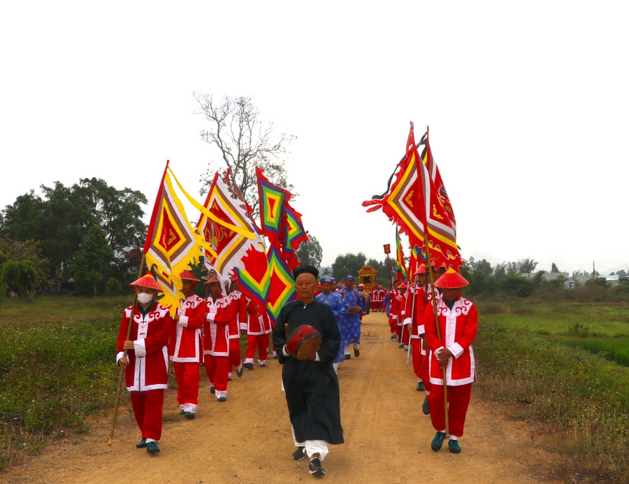 Đúng 7 giờ 30 phút sáng mùng 10-2 âm lịch, Ban Nghi lễ đình An Khê cùng các bô lão, đội nghênh long đình tiến hành nghinh sắc thần từ An Khê đình trở lại An Khê trường. Ảnh: Ngọc Minh