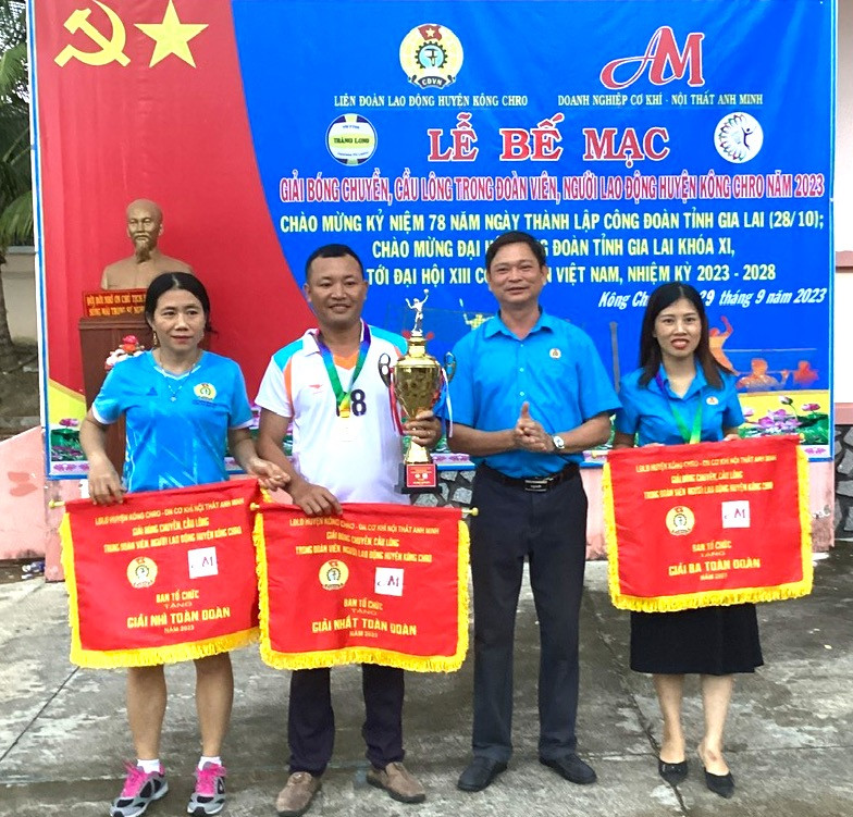 Ban tổ chức trao giải nhất, nhì, ba toàn đoàn cho các cụm thi đua. Ảnh: Văn Đại Ban tổ chức trao giải nhất, nhì, ba toàn đoàn cho các cụm thi đua. Ảnh: Văn Đại