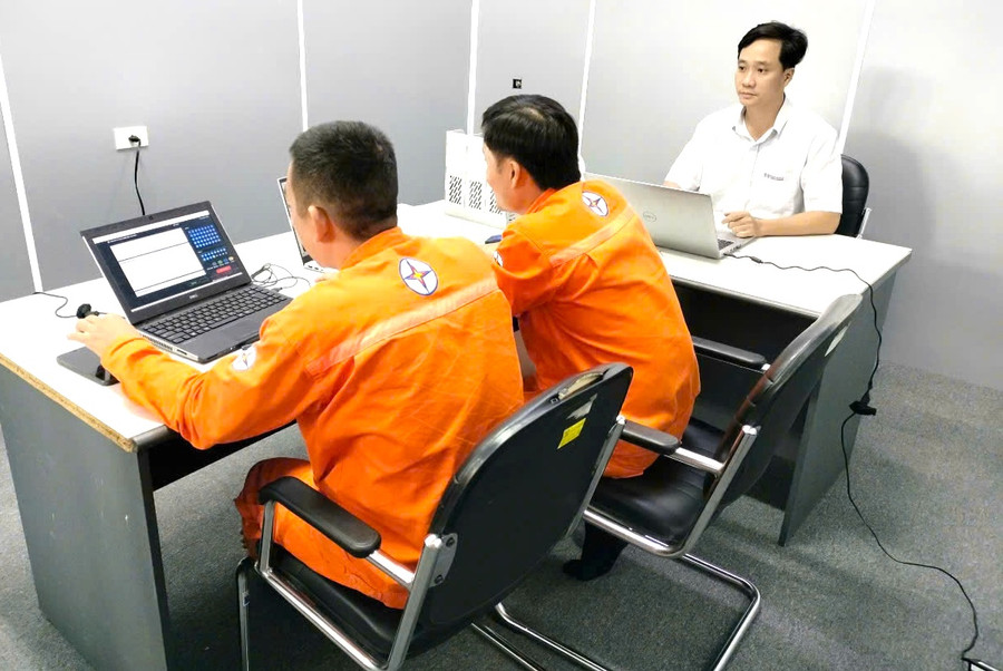 Các thí sinh thi phần thi trắc nghiệm trên phần mềm E-learning tại Nhà máy Thủy điện Ka Nak. Ảnh: Thu Hoài