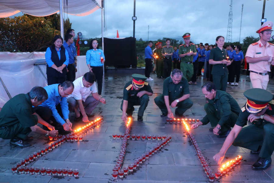 Thắp thắp nến tri ân các Anh hùng liệt sĩ tại Tượng đài Chiến thắng Đak Pơ nhân lễ kỷ niệm 70 năm Chiến thắng Đak Pơ (24/6/1954-24/6/2024). Ảnh: Ngọc Minh