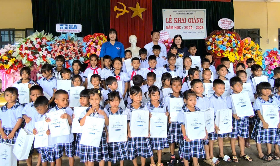 Các em học sinh nghèo vượt khó học giỏi Trường Tiểu học Kim Đồng (huyện Kbang, tỉnh Gia Lai) háo hức nhận quà của Công ty Thủy điện An Khê-Ka Nak. Ảnh: Thu Hoài Các em học sinh nghèo vượt khó học giỏi Trường Tiểu học Kim Đồng (huyện Kbang, tỉnh Gia Lai) háo hức nhận quà của Công ty Thủy điện An Khê-Ka Nak. Ảnh: Thu Hoài