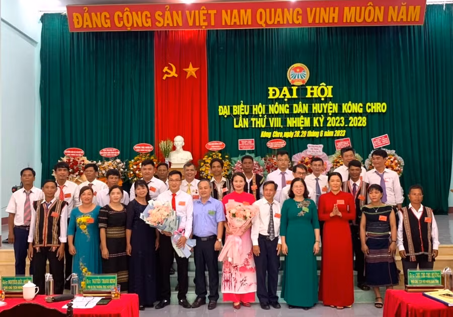 Đại diện lãnh đạo Huyện ủy Kông Chro tặng hoa chúc mừng Ban Chấp hành Hội Nông dân huyện khóa VIII, nhiệm kỳ 2023-2028. Ảnh: Thúy Ngọ