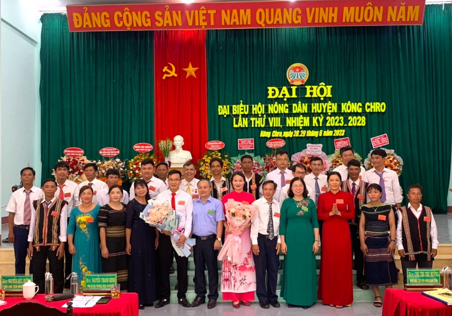 Đại diện lãnh đạo Huyện ủy Kông Chro tặng hoa chúc mừng Ban Chấp hành Hội Nông dân huyện khóa VIII, nhiệm kỳ 2023-2028. Ảnh: Thúy Ngọ