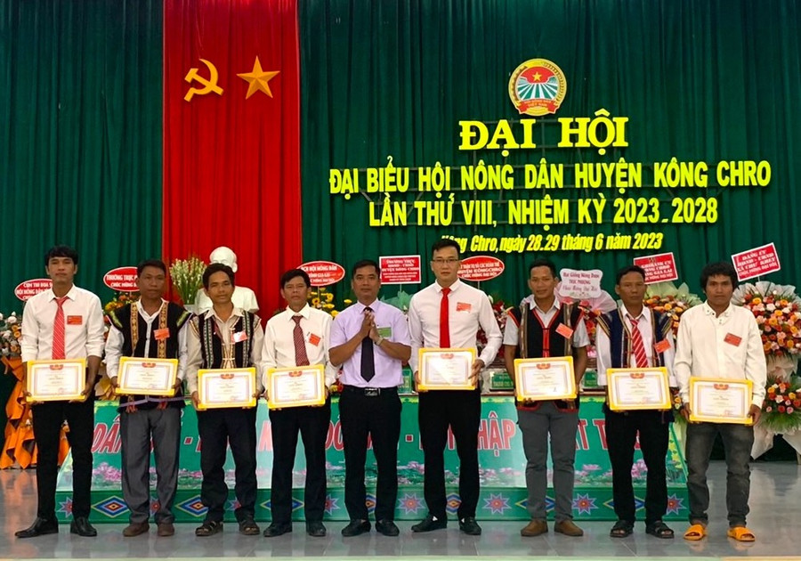 UBND huyện Kông Chro tặng giấy khen các tập thể đã có thành tích xuất sắc trong công tác Hội và phong trào nông dân nhiệm kỳ 2018-2023. Ảnh: Ngọc Minh UBND huyện Kông Chro tặng giấy khen các tập thể đã có thành tích xuất sắc trong công tác Hội và phong trào nông dân nhiệm kỳ 2018-2023. Ảnh: Ngọc Minh