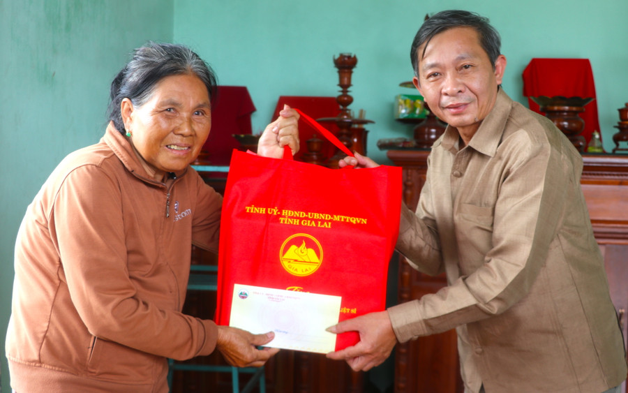 Trưởng ban Tuyên giáo Tỉnh ủy Huỳnh Thế Mạnh thăm, tặng quà bà Huỳnh Thị Kim Hương (thân nhân Liệt sĩ, ở thôn An Phong, xã Phú An, huyện Đak Pơ). Ảnh: Ngọc Minh Trưởng ban Tuyên giáo Tỉnh ủy Huỳnh Thế Mạnh thăm, tặng quà bà Huỳnh Thị Kim Hương (thân nhân Liệt sĩ, ở thôn An Phong, xã Phú An, huyện Đak Pơ). Ảnh: Ngọc Minh