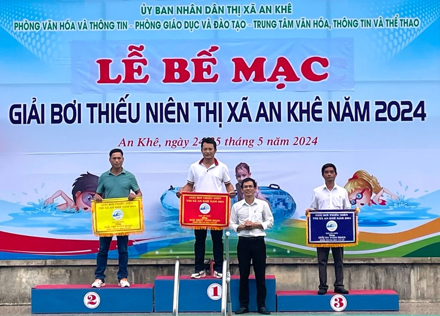 Đại diện Ban tổ chức Giải bơi thiếu niên thị xã An Khê năm 2024 trao giải nhất toàn đoàn khối THCS cho đại diện các trường. Ảnh: An Phát Đại diện Ban tổ chức Giải bơi thiếu niên thị xã An Khê năm 2024 trao giải nhất toàn đoàn khối THCS cho đại diện các trường. Ảnh: An Phát