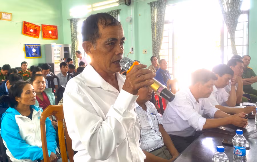 Cử tri xã Yang Bắc, huyện Đak Pơ bày tỏ tâm tư nguyện vọng, kiến nghị với đại biểu HĐND tỉnh tại buổi tiếp xúc. Ảnh: Ngọc Minh