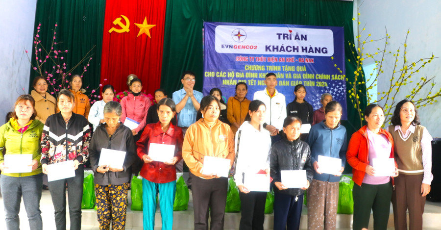 Bà Lê Thị Hồng Minh (bìa phải)-Phó Chủ tịch UBND thị xã An Khê và ông Đỗ Đức Hoài (thứ 6 bên trái, hàng sau)-Phó Giám đốc Công ty Thủy điện An Khê-Ka Nak tặng quà hộ nghèo, cận nghèo. Ảnh: Ngọc Minh Bà Lê Thị Hồng Minh (bìa phải)-Phó Chủ tịch UBND thị xã An Khê và ông Đỗ Đức Hoài (thứ 6 bên trái, hàng sau)-Phó Giám đốc Công ty Thủy điện An Khê-Ka Nak tặng quà hộ nghèo, cận nghèo. Ảnh: Ngọc Minh