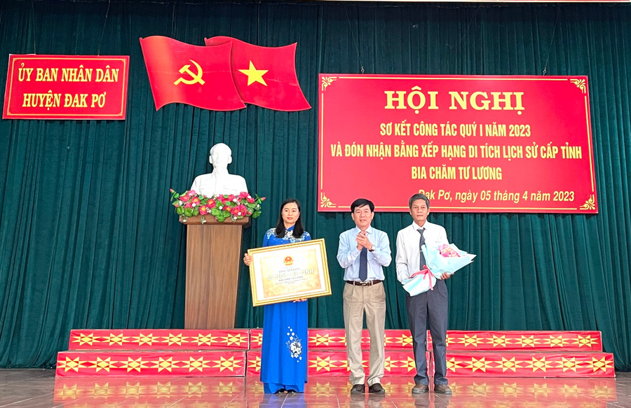 Đại diện lãnh đạo Sở Văn hóa-Thể thao và Du lịch tỉnh Gia Lai trao bằng xếp hạng di tích cấp tỉnh Bia Chăm Tư Lương cho UBND huyện Đak Pơ. Ảnh: Ngọc Minh Đại diện lãnh đạo Sở Văn hóa-Thể thao và Du lịch tỉnh Gia Lai trao bằng xếp hạng di tích cấp tỉnh Bia Chăm Tư Lương cho UBND huyện Đak Pơ. Ảnh: Ngọc Minh