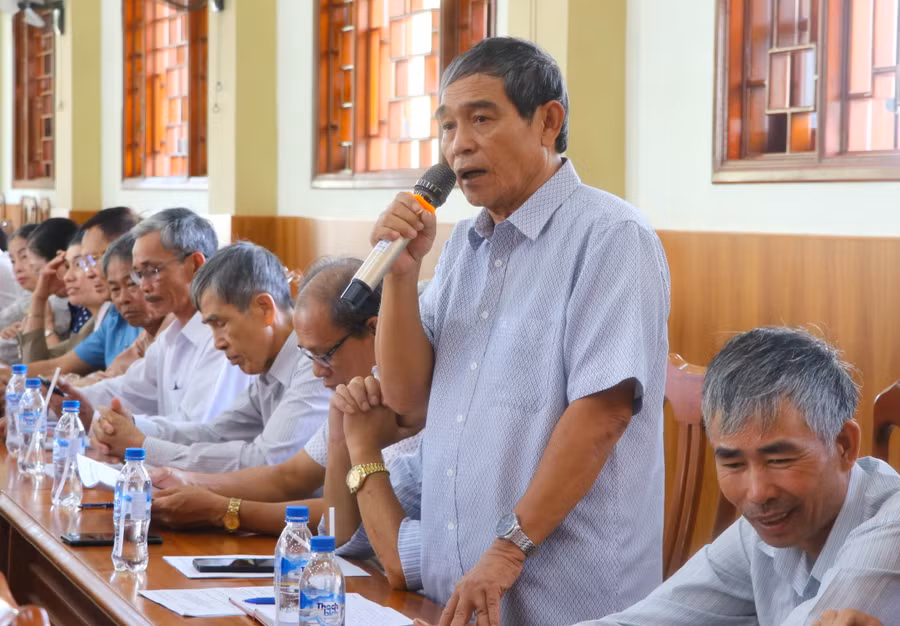 Đại biểu đóng góp ý kiến tại hội nghị hội nghị tiếp xúc, đối thoại của đồng chí Bí thư Thị ủy với Bí thư Chi bộ, trưởng thôn, làng, tổ dân phố, Trưởng Ban Công tác Mặt trận thôn, làng, tổ dân phố trên địa bàn thị xã năm 2024. Ảnh: Ngọc Minh