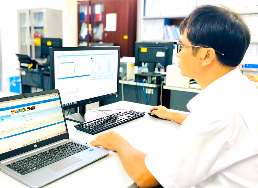 Nhân viên Công ty Thủy điện An Khê-Ka Nak đang thao tác nhập dữ liệu trên ứng dụng hệ thống quản lý tập trung (ERP). Ảnh: Thu Hoài Nhân viên Công ty Thủy điện An Khê-Ka Nak đang thao tác nhập dữ liệu trên ứng dụng hệ thống quản lý tập trung (ERP). Ảnh: Thu Hoài