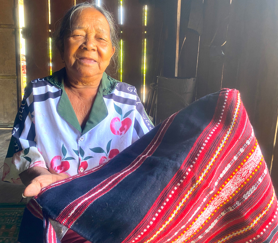 Bà Đinh Thị Lót (àng Pốt, xã Song An, thị xã An Khê) tự hào khoe tấm áo thổ cẩm với nhiều họa tiết, hoa văn đẹp tự tay bà dệt. Ảnh: Ngọc Minh Bà Đinh Thị Lót (àng Pốt, xã Song An, thị xã An Khê) tự hào khoe tấm áo thổ cẩm với nhiều họa tiết, hoa văn đẹp tự tay bà dệt. Ảnh: Ngọc Minh