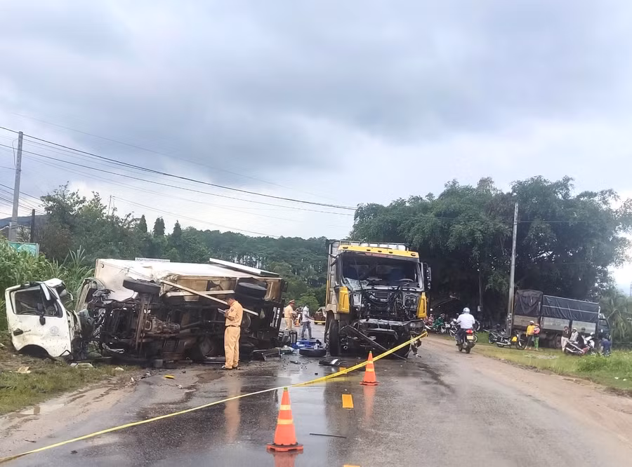 Vụ tai nạn giao thông nghiêm trọng, giữa 2 xe ô tô, khiến 1 tài xế tử vong tại chỗ. Ảnh: Minh Hưng