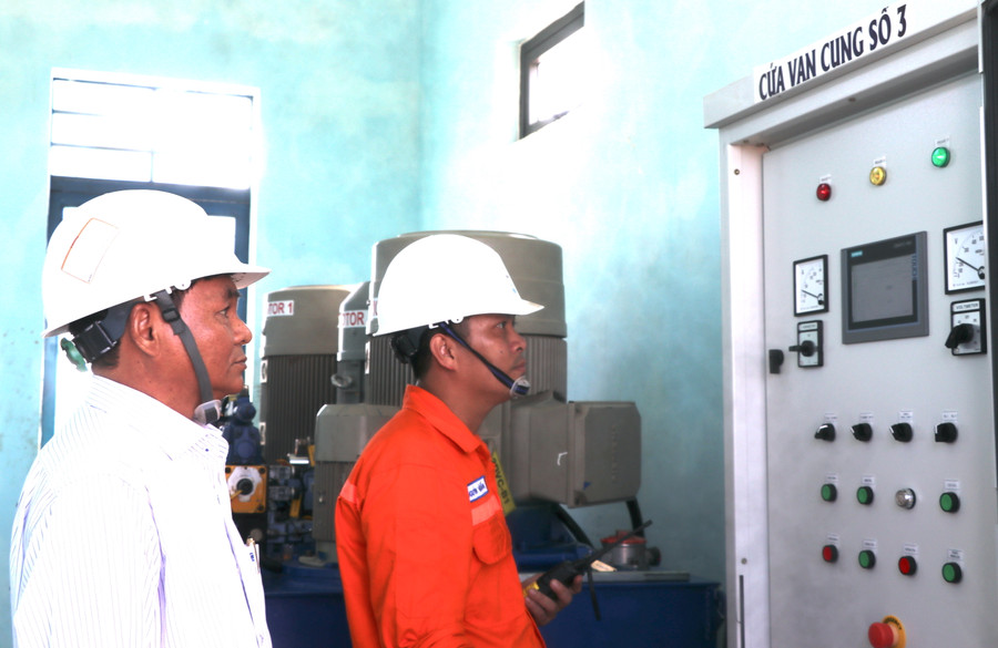 Ông Đặng Văn Tuần (bìa trái)-Bí thư Đảng ủy, Giám đốc Công ty Thủy điện An Khê-Ka Nak kiểm tra hệ thống điều khiển cửa van cung tại hồ thủy điện An Khê (phường An Phước, thị xã An Khê). Ảnh: Ngọc Minh Ông Đặng Văn Tuần (bìa trái)-Bí thư Đảng ủy, Giám đốc Công ty Thủy điện An Khê-Ka Nak kiểm tra hệ thống điều khiển cửa van cung tại hồ thủy điện An Khê (phường An Phước, thị xã An Khê). Ảnh: Ngọc Minh