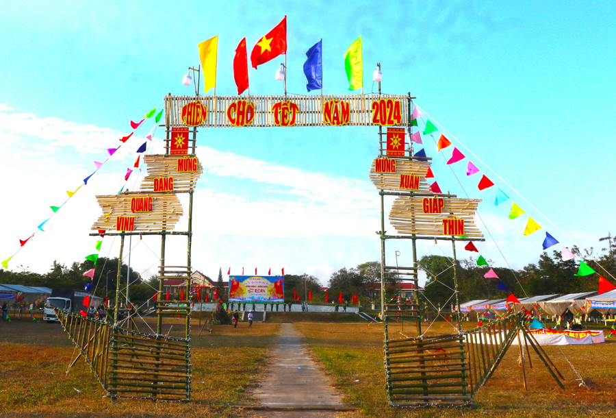 Huyện ĐaK Pơ tổ chức “Phiên chợ Tết, giao lưu văn hóa, văn nghệ mừng Đảng, mừng Xuân Giáp Thìn năm 2024” tạo điều kiện cho người dân có nơi vui chơi, mua sắm. Ảnh: Ngọc Minh