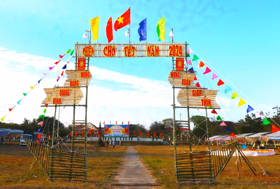 Huyện ĐaK Pơ tổ chức “Phiên chợ Tết, giao lưu văn hóa, văn nghệ mừng Đảng, mừng Xuân Giáp Thìn năm 2024” tạo điều kiện cho người dân có nơi vui chơi, mua sắm. Ảnh: Ngọc Minh