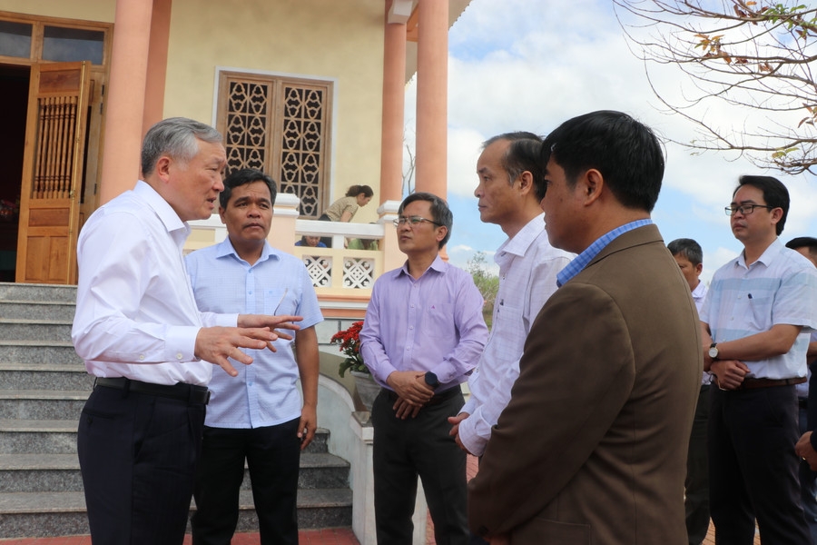 Ủy viên Bộ Chính trị, Bí thư Trung ương Đảng, Chánh án Tòa án nhân dân Tối cao Nguyễn Hòa Bình (bìa trái) đề nghị tỉnh Gia Lai, thị xã An Khê quan tâm đầu tư, nâng tầm di tích Đền tưởng niệm Liệt sĩ Tú Thủy, xã Tú An, thị xã An Khê. Ảnh: Ngọc Minh Ủy viên Bộ Chính trị, Bí thư Trung ương Đảng, Chánh án Tòa án nhân dân Tối cao Nguyễn Hòa Bình (bìa trái) đề nghị tỉnh Gia Lai, thị xã An Khê quan tâm đầu tư, nâng tầm di tích Đền tưởng niệm Liệt sĩ Tú Thủy, xã Tú An, thị xã An Khê. Ảnh: Ngọc Minh