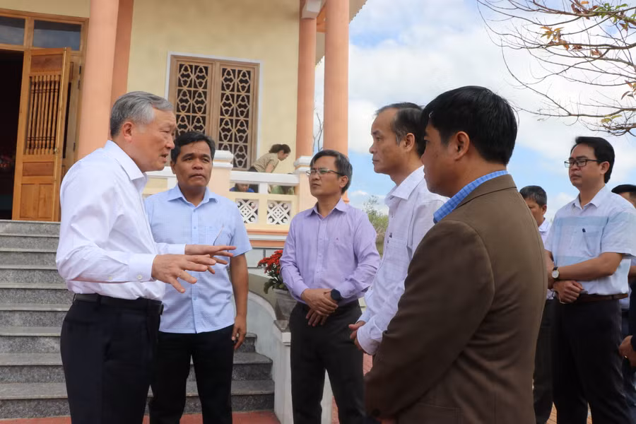 Ủy viên Bộ Chính trị, Bí thư Trung ương Đảng, Chánh án Tòa án nhân dân Tối cao Nguyễn Hòa Bình (bìa trái) đề nghị tỉnh Gia Lai, thị xã An Khê quan tâm đầu tư, nâng tầm di tích Đền tưởng niệm Liệt sĩ Tú Thủy, xã Tú An, thị xã An Khê. Ảnh: Ngọc Minh