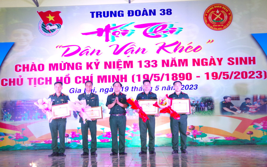 Ban tổ chức tặng giấy khen cho các đội có thành tích xuất sắc tại hội thi dân vận khéo. Ảnh: Trung đoàn 38