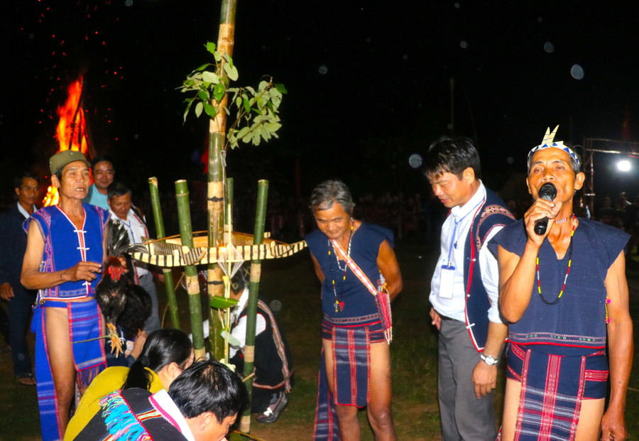 Đoàn nghệ nhân làng Hòa Bình (xã Tú An, thị xã An Khê) tái hiện lễ mừng nhà mới. Ảnh: Ngọc Minh Đoàn nghệ nhân làng Hòa Bình (xã Tú An, thị xã An Khê) tái hiện lễ mừng nhà mới. Ảnh: Ngọc Minh