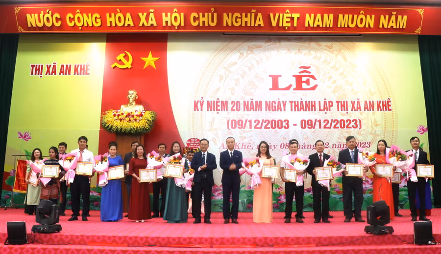 Các đồng chí lãnh đạo Thị ủy An Khê tặng giấy khen cho các tập thể. Ảnh: Ngọc Minh