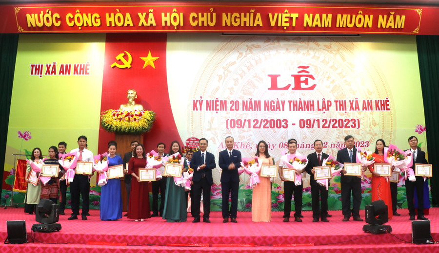 Các đồng chí lãnh đạo Thị ủy An Khê tặng giấy khen cho các tập thể. Ảnh: Ngọc Minh