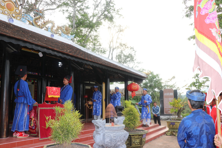 Sáng sớm mùng 10-2 âm lịch, tại An Khê đình, giữa không gian linh thiêng, hòa cùng tiếng trống, tiếng chiêng vang vọng, Ban Nghi lễ đình An Khê tiến hành cúng Quý Xuân. Ảnh: Ngọc Minh