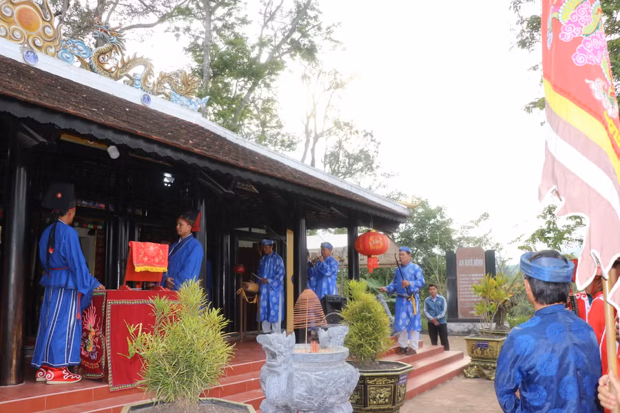 Sáng sớm mùng 10-2 âm lịch, tại An Khê đình, giữa không gian linh thiêng, hòa cùng tiếng trống, tiếng chiêng vang vọng, Ban Nghi lễ đình An Khê tiến hành cúng Quý Xuân. Ảnh: Ngọc Minh