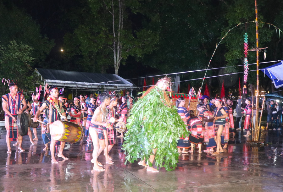 Phần thi biểu diễn cồng chiêng của đội thi thị xã An Khê. Ảnh: Ngọc Minh