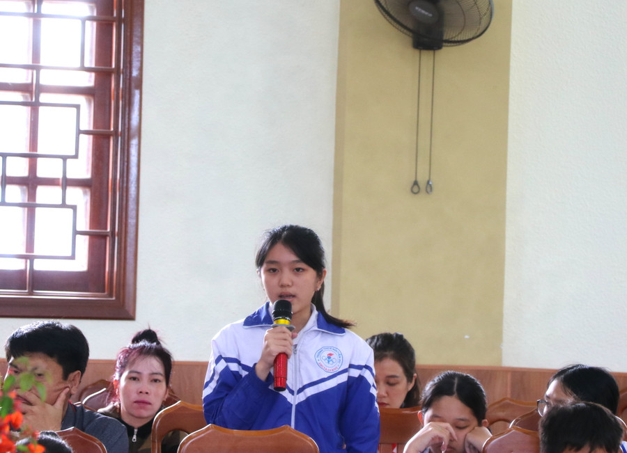 Học sinh thị xã An Khê trình bày tâm tư, nguyện vọng tại buổi tiếp xúc đối thoại. Ảnh: Ngọc Minh Học sinh thị xã An Khê trình bày tâm tư, nguyện vọng tại buổi tiếp xúc đối thoại. Ảnh: Ngọc Minh