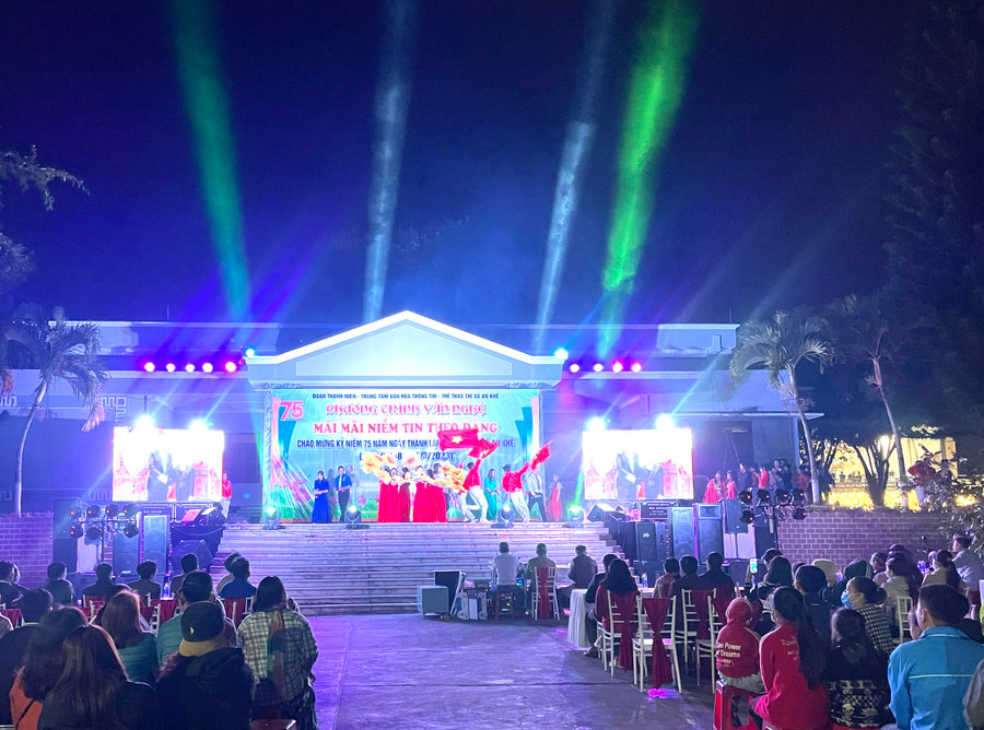 Các tiết mục văn nghệ đã mang lại nhiều cung bậc cảm xúc cho người dân thị xã An Khê. Ảnh: Ngọc Minh