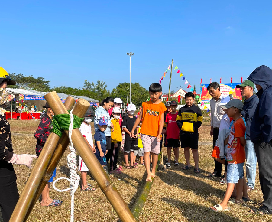 Một số trò chơi dân gian được huyện Đak Pơ đưa vào Phiên chợ Tết tạo không khí vui nhộn, thu hút đông đảo người dân tham gia. Ảnh: Ngọc Minh