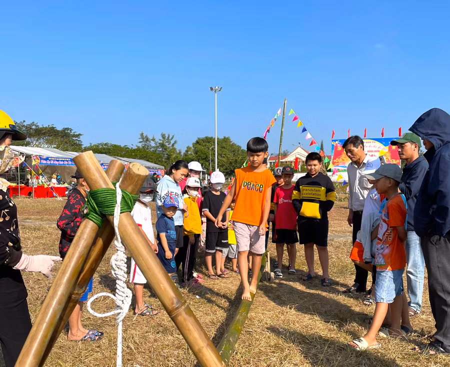 Một số trò chơi dân gian được huyện Đak Pơ đưa vào Phiên chợ Tết tạo không khí vui nhộn, thu hút đông đảo người dân tham gia. Ảnh: Ngọc Minh