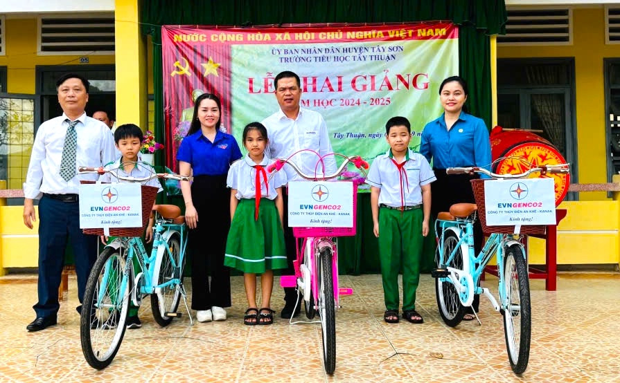 Đại diện Công ty Thủy điện An Khê-Ka Nak tặng xe đạp cho các em học sinh nghèo vượt khó học giỏi Trường Tiểu học Tây Thuận (huyện Tây Sơn, tỉnh Bình Định). Ảnh: Thu Hoài