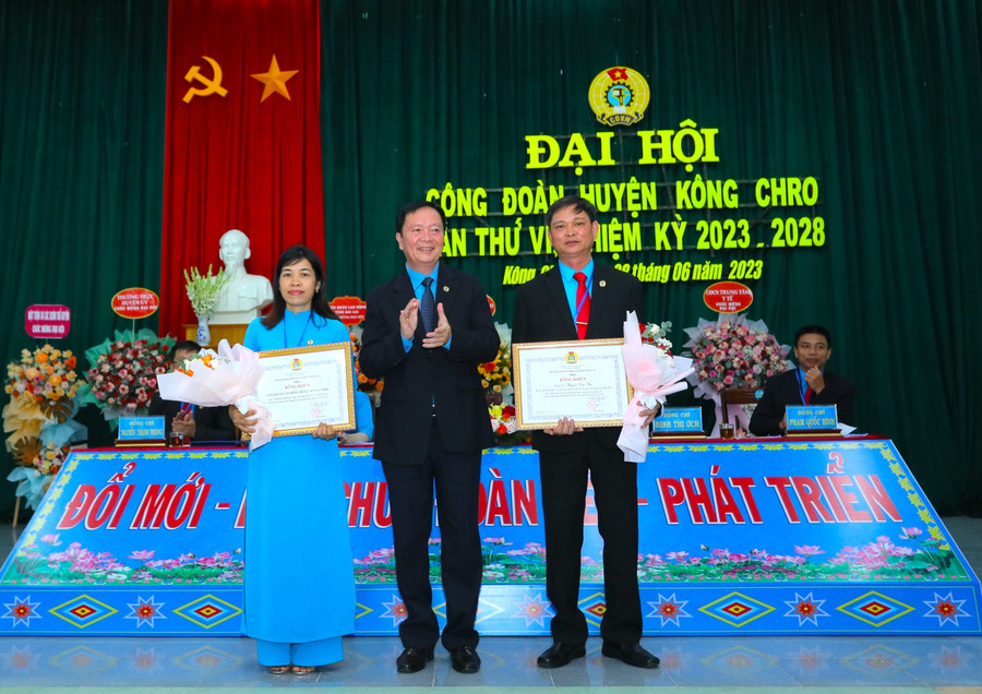 Phó Chủ tịch Thường trực LĐLĐ tỉnh Nguyễn Ngọc Minh (đứng giữa) trao bằng khen cho các cá nhân có thành tích xuất sắc. Ảnh: Ngọc Minh