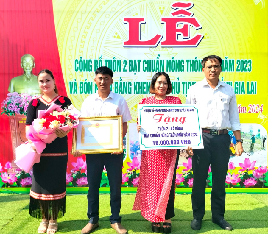 Ông Lê Thanh Sơn (bìa phải)-Phó Chủ tịch UBND huyện Kbang trao quyết của Chủ tịch UBND huyện Kbang công nhận thôn 2, xã Đông đạt chuẩn thôn NTM và trao tặng suất quà của Huyện ủy, HĐND, UBND, Ủy ban MTTQ Việt Nam huyện Kbang cho thôn 2. Ảnh: Hữu Nỏ Ông Lê Thanh Sơn (bìa phải)-Phó Chủ tịch UBND huyện Kbang trao quyết của Chủ tịch UBND huyện Kbang công nhận thôn 2, xã Đông đạt chuẩn thôn NTM và trao tặng suất quà của Huyện ủy, HĐND, UBND, Ủy ban MTTQ Việt Nam huyện Kbang cho thôn 2. Ảnh: Hữu Nỏ