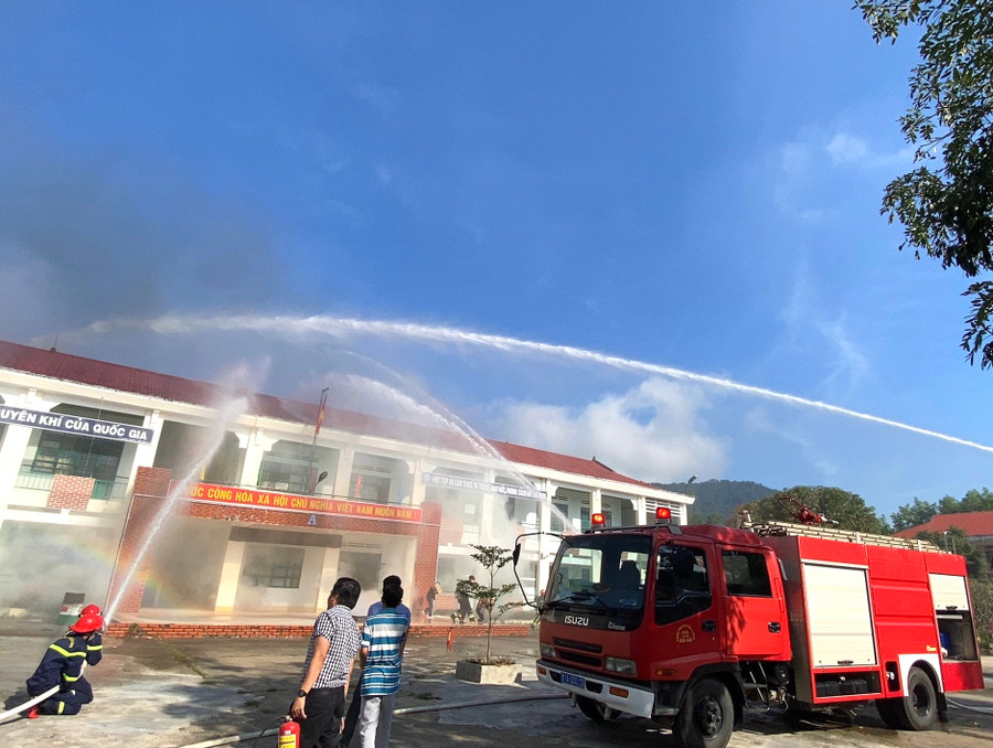 Thực tập phương án chữa cháy và cứu nạn cứu hộ tại Trường THPT Nguyễn Trãi (thị xã An Khê). Ảnh: An Phát