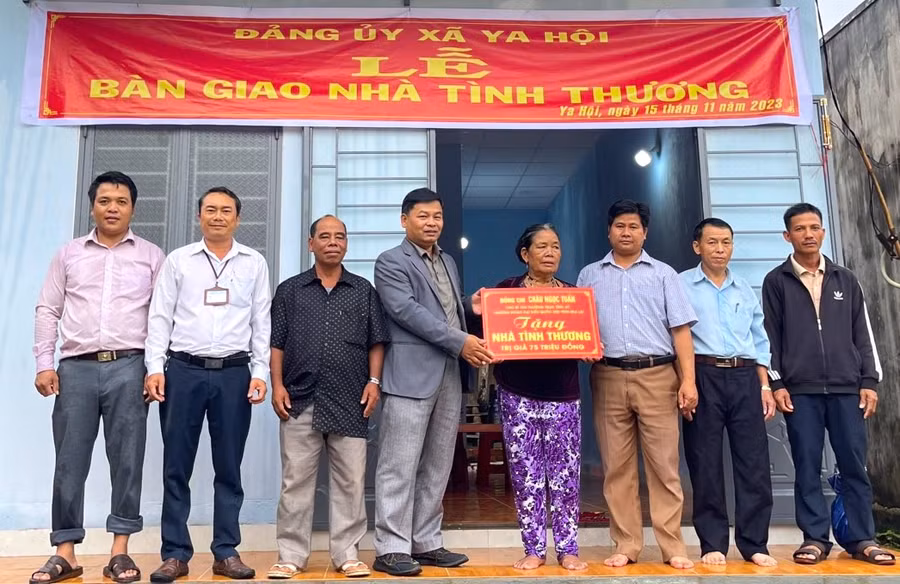 Phó Bí thư Thường trực Huyện uỷ Đak Pơ Nguyễn Trường (thứ 4 từ trái sang) trao “Nhà tình thương” cho bà Đinh Thị Đuênh. Ảnh: Nguyễn Hiền
