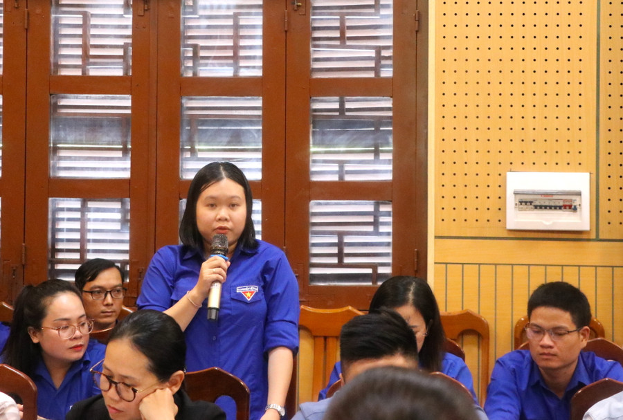 Thanh niên thị xã An Khê tham gia ý kiến tại buổi đối thoại giữa Chủ tịch UBND thị xã An Khê với thanh niên trên địa bàn thị xã năm 2024. Ảnh: Ngọc Minh